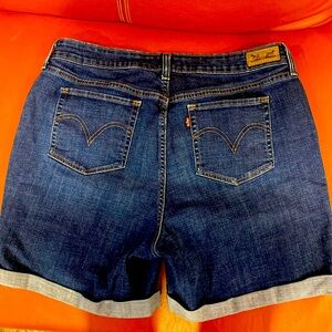 Levi’s jean short with stretch. Cuffed and zipper closure.